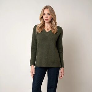 NWT Cyrus Luxe V-Neck Women's Sweater Navy